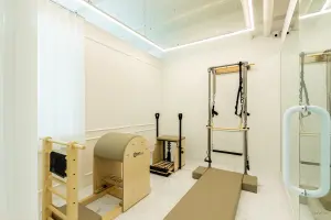 웨인스코팅 포인트 프라이빗 필라테스룸 인테리어